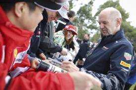 Celebrated Red Bull designer Adrian Newey (r) will leave the F1 giants next year. (EPA PHOTO)