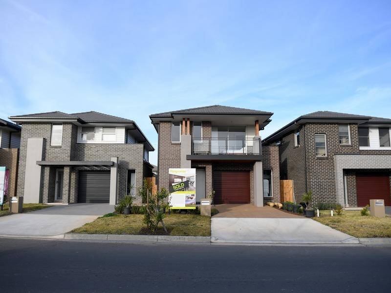 Migration and low supply are fuelling a rebound in home prices especially in the big cities. (Dan Himbrechts/AAP PHOTOS)