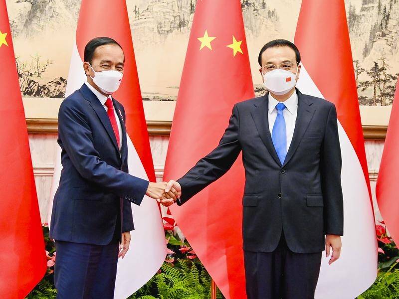Indonesian President Joko Widodo met Chinese Premier Li Keqiang during his visit to Beijing. (EPA PHOTO)