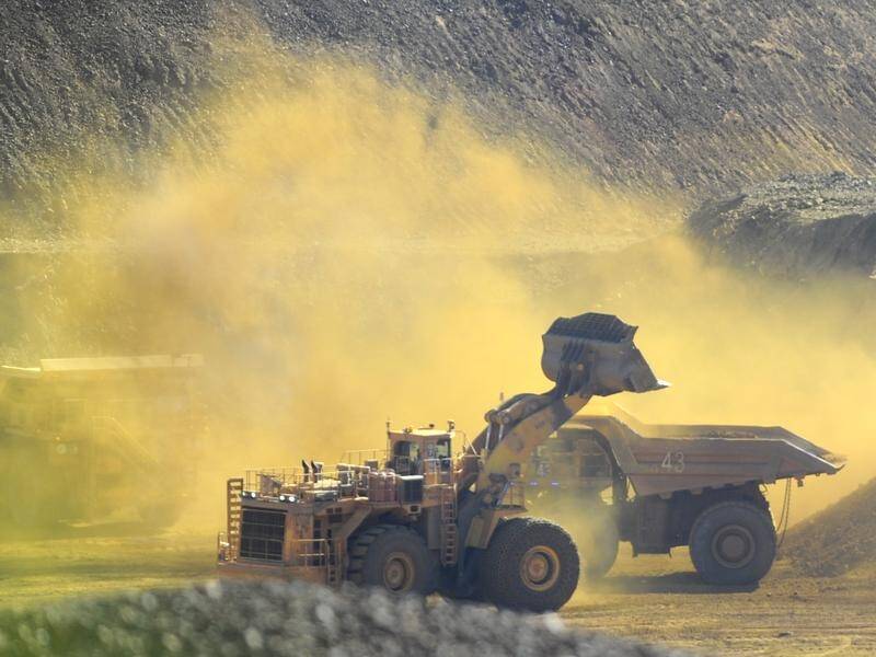 Workers in industries such as mining are considered more at risk of developing dust lung diseases. (Alan Porritt/AAP PHOTOS)